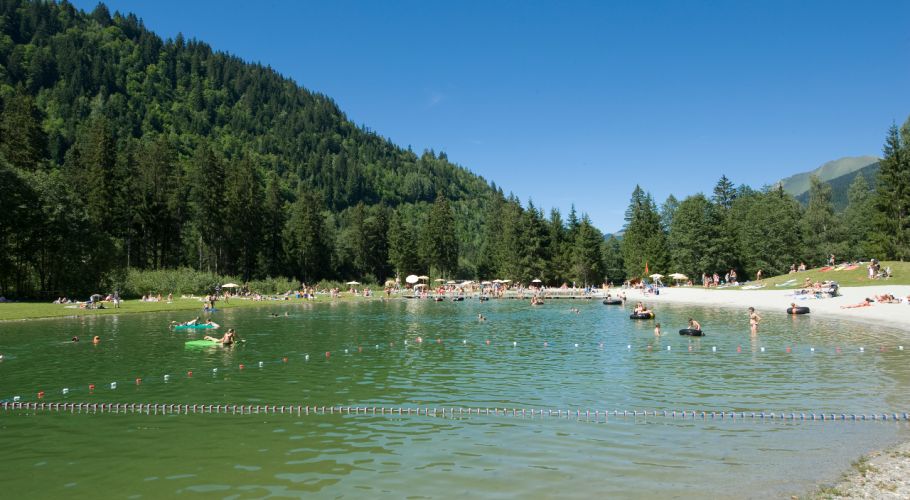 Le lac de baignade à la base de loisirs - Les Contamines-Montjoie